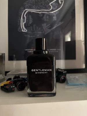 Givenchy Gentleman Eau de Parfum - Stilren parfym från Givenchy, Gentleman Eau de Parfum. Flaskan innehåller 100 ml från början men använt hälften så 50 ml kvar. och är tillverkad i Frankrike. Perfekt för dig som vill ha en modern och elegant touch i din vardag.