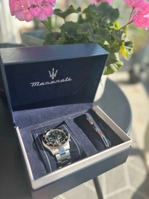 Maserati klocka - Keramisk klocka från Maserati i mycket bra skick, kommer med alla reservdelar + armband (5000kr nypris). Pris kan förhandlas på begäran!