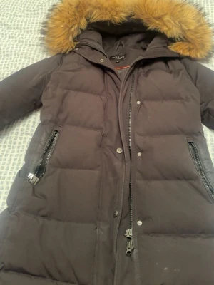 Svart pufferjacka  från Hollies  - Säljer min Hollis-jacka i storlek 34 (XS). Jackan är i gott skick . Dragkedjan är dock lite trasig och behöver repareras 