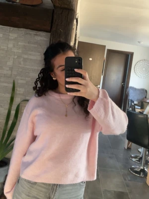 Ljusrosa stickad tröja - Säljer denna jätte fina rosa stickade tröja från lager 157. Har inte använt den så mycket. Storleken är L men den är jätteeee liten i storlek de passar mer som S, tror de är barn storlek.🫶💗