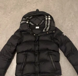 Burberry jacka - Tjenare! En väldigt fin väldigt fin burberry jacka till salu, jackan är köpt ifrån Miito online och kvittot har jag kvar. Den kan bli som både väst, jacka och den är varm perfekt till det kalla vädret. Skicket är jätte bra och den har inga skador eller fläckar. Hör av dig vid frågor! 