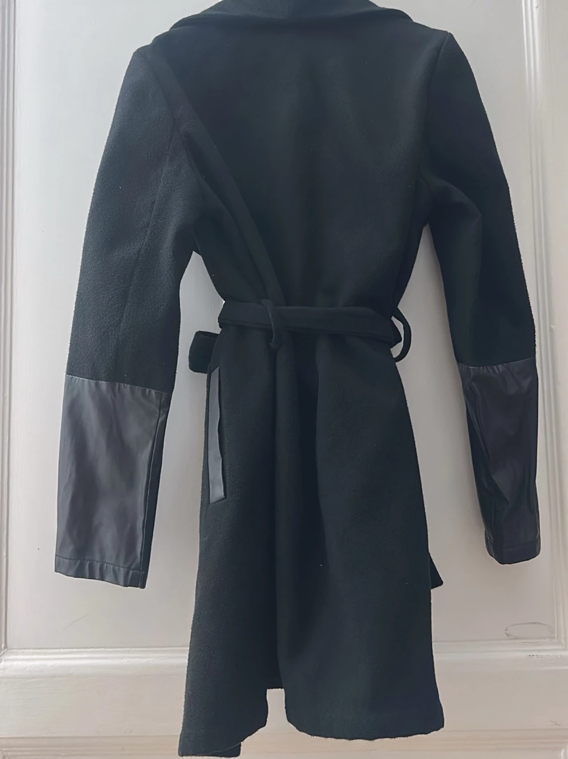 Svart omlottkappa med skinnärmar - 1