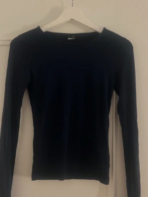 Mörkblå långärmad topp Gina Tricot - Mörkblå tröja från ginatricot storlek xs