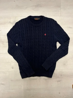 Morris kabelstickad tröja  - Hej! Säljer denna kabelstickade tröjan från Morris//fint sick//inga defekt//fråga gärna! 