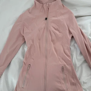 Rosa lululemon define jacket - Jättefin rosa lululemon define jacket köpt från vinted för ca 1600 kr men aldrig använd, därav är den i mycket bra skick. Den är storlek 2. Jag kan inte garantera äkthet eftersom den är köpt på vinted. Skriv för frågor eller fler bilder!💗