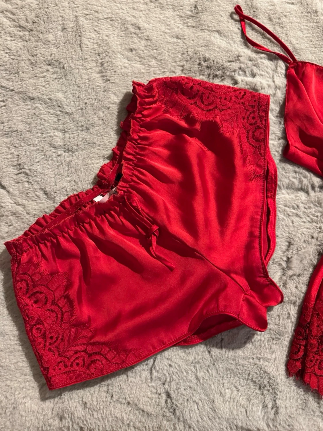 Rött set i satin med spetsdetaljer från Hunkemöller  - 1