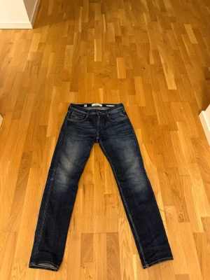 Replay mörkblå jeans slim fit - Replay jeans i slimfit använda fåtal gånger. 