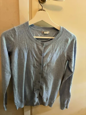 Ljusblå kofta från C i XS - Snygg ljusblå kofta från Cubus i storlek XS. 