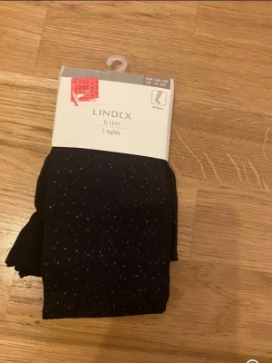 Svarta prickiga strumpbyxor från Lindex - Säljer svarta prickiga strumpbyxor från Lindex i strl 146 - 152. De kostade 40kr säljer nu för 20kr