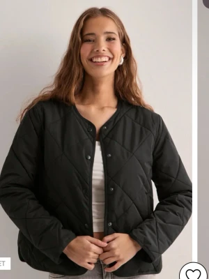 Svart jacka från Nelly  - Säljer en jätte mysig jacka från Nelly. Inga defekter ❤️ nypris 699kr