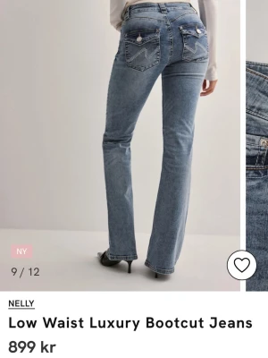 mörkblå jeans nelly  - mörkblå jeans från nelly, aldrig andvända endast testade, nypris 899 och jag säljer för 550kr, strl 36 💕❣️