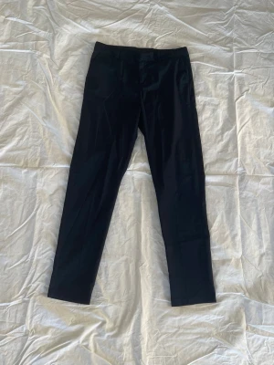 Kostymbyxor  - Mörkblå kostymbyxor. 