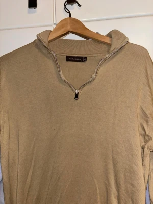 Beige half zip tröja Oscar Jacobson - Snygg beige tröja från Oscar Jacobson med half zip och krage. Tröjan är stickad och har en klassisk, stilren look som passar perfekt till både jeans och chinos. Materialet är mjukt och bekvämt, och modellen är normal i passningen. Nypris 1500kr och bara använd 3 gånger 