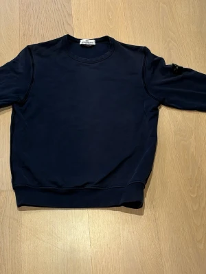 Stone Island Sweatshirt - Tjena! Vi säljer just nu en Stone Island Sweatshirt i storleken 12Y/156CM. Skicket är nästintill nytt, endast lite skrynklig. Nypris runt 1000kr medans vårat pris ligger på 299kr Tröjan är aldrig använd och äktigheten kan verifieras med QR-koden på sista bilden. Funderingar? Tveka inte, hör av er!💯🔥