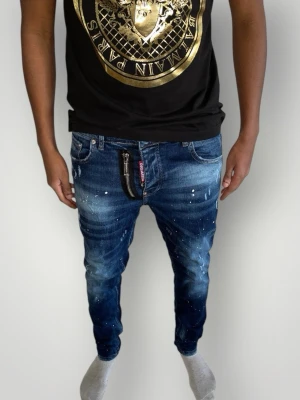 Dsquared2 jeans strl 46 blå - Helt ny. Fin replika med hög kvalitet. Modellen är 175cm lång och väger ca 65 kg. Pris: 1299kr. Först till kvarn. Skickas direkt inom 24h