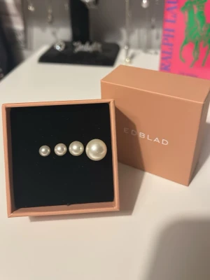 Pärlörhängen i olika storlekar!! - Bildernae visar ett set med pärlörhängen i olika storlekar!!!