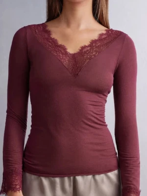 Intimissimi tröja - Säljer en vinröd intimissimi tröja med spets. Den är i fint skick o ser så gott som ny ut då den inte har några defekter/nåt hål eller är nopprig. Använd endast ett fåtal gånger. Köpt för 489 o säljer för 350❤️❤️