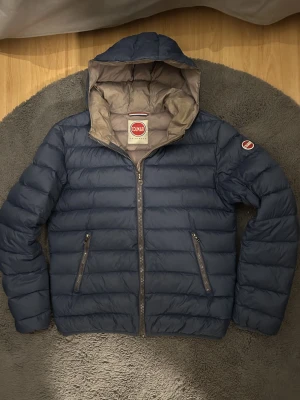 Colmar Jacka  - Säljer denna snygga colmar jackan som är i ett bra skick, storlek 50/M, färg blå/marinblå. Hör av dig vid minsta lilla fundering!