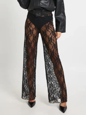 Svarta transparenta spetsbyxor - Säljer ett par svarta transparenta byxor i spets med blommigt mönster. Byxorna har en loose passform och är wide i benen, vilket ger en riktigt cool och edgy vibe. Perfekt för dig som vill sticka ut med din stil och gillar detaljer som spets.