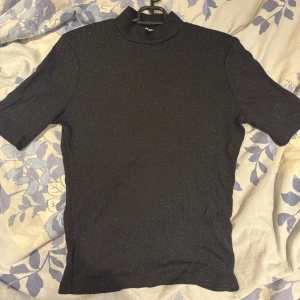 Glittrig tröja - Jätte fin svart glittrig tröja som passar perfekt till många tillfällen. 🩷