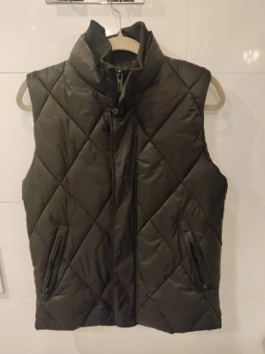 Svart quiltad väst från Zara - Quiltad svart dunväst från Zara, nyskick i storlek M.