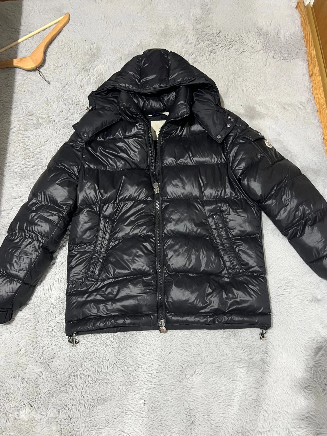 Svart Moncler pufferjacka med huva