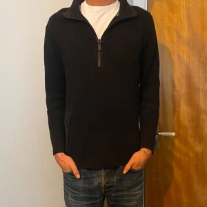 Sail racing half zip svart  - Storlek M men passar även S. 