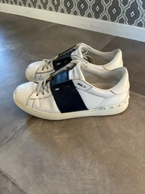 Valentino Open - Skick: 7/10 | Storlek: 39 | Mitt pris: 1349 | Passar 40 | Medföljer: Dustbag | Defekter: Endast lite slitna som ni ser på bilderna | Pris kan givetvis diskuteras vid snabb affär! | Hör av er vid frågor eller funderingar 🙌