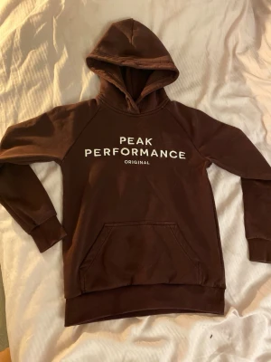 Peak preformance hoodie vin röd  - Inga fläckar. Kan se ut så för jag har precis tvättat den så den är bara blöt !