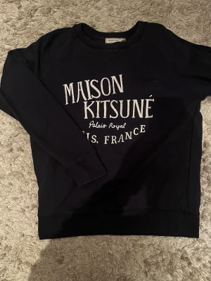 Mörkblå sweatshirt från Maison Kitsuné🙌🤩 - Tja! Säljer en stilren maison kitsuné hoodie i storlek M men sitter som S Tröjan har inga defekter och är som ny! Hör av er vid minsta lilla fundering 🌴
