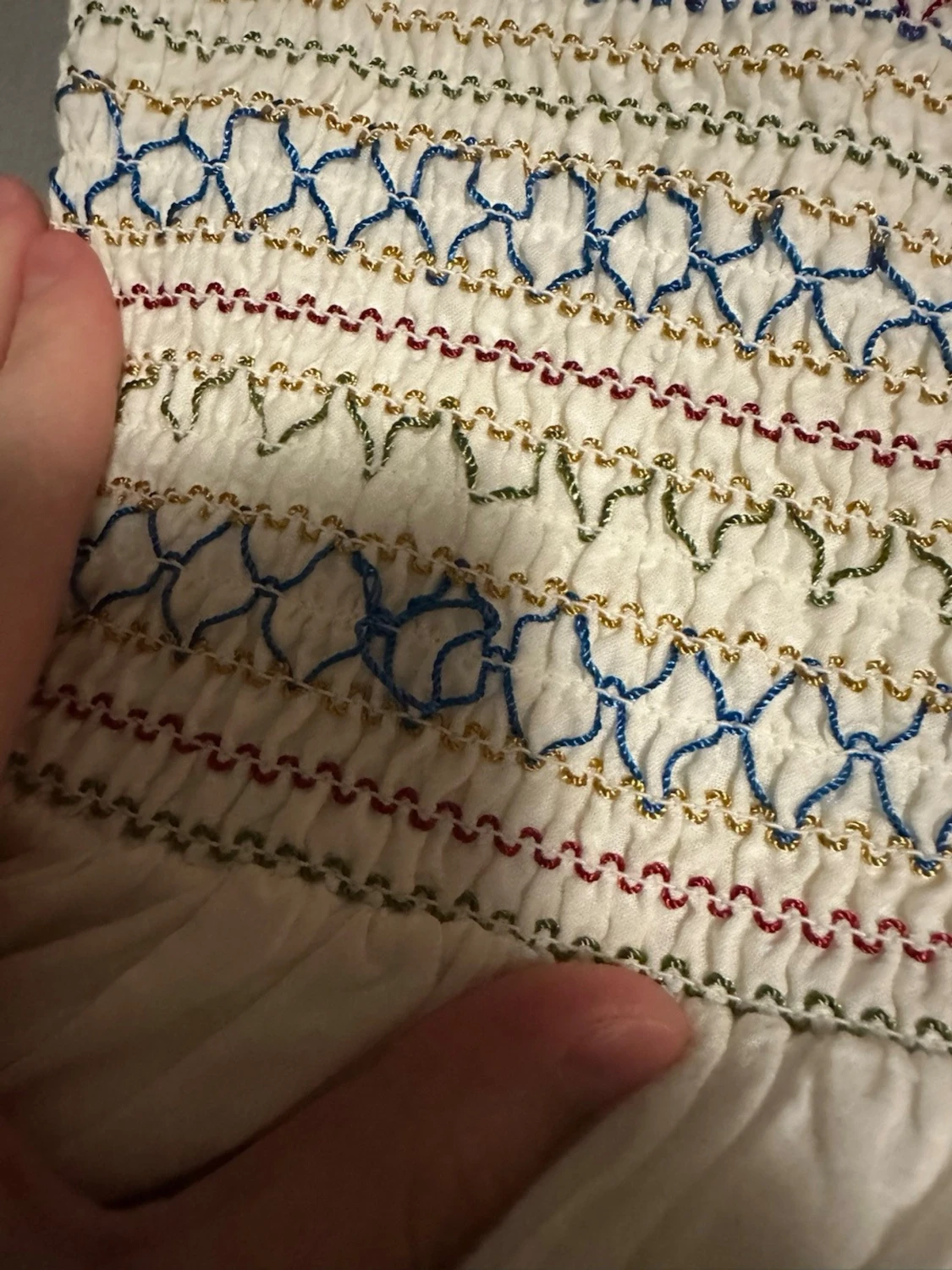 Broderad vit kortkjol med tofsar - 2