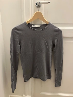 Grå långärmad topp från Zara - Säljer en grå långärmad topp från Zara i storlek S. Ganska liten i storleken.
