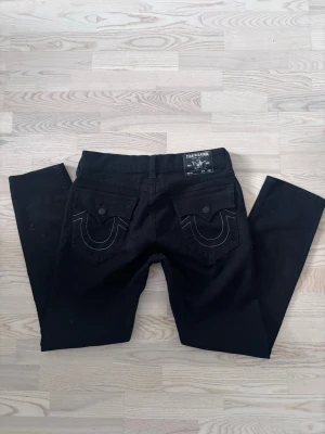 True Religion Rocco svarta jeans🖤 - Svarta jeans från True Religion, modell Rocco Relaxed Skinny för killar. Helt nya utan tag. 