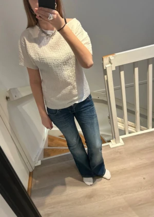 Vit T-shirt från lager 157 - Storlek XS - Letar du efter den perfekta bas-t-shirten som funkar till allt? Denna vita, texturerade T-shirt från Lager 157 väntar på att bli en del av din garderob! Perfekt för en avslappnad look eller som bas under en snygg jacka.  👕Storlek: XS 🏷️Skick: Mycket bra 🎨Färg: Vit (klassisk och lätt att matcha) 🧵Material: 98% Polyester, 2% Elastan   Skicka ett meddelande om du har några frågor eller vill se fler bilder. Djur och rökfritt hem, pris kan diskuteras! 💖