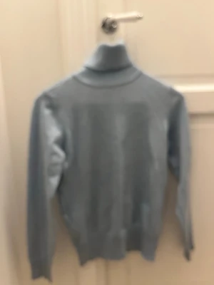 Ljusblå polotröja från Saint Tropez - Snygg ljusblå polotröja från Saint Tropez i storlek XS. Tröjan är stickad med ribbad polokrage och har långärmade ärmar..