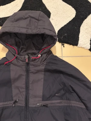 Nike jacka 00s - Vintage Nike jacka från tidigt 20-tal i toppen skick! Fodrad och håller värmen bra  Längd: 74cm Bredd: 62cm  Hör gärna av dig om du undrar något eller vill ha fler bilder! ✌🏻