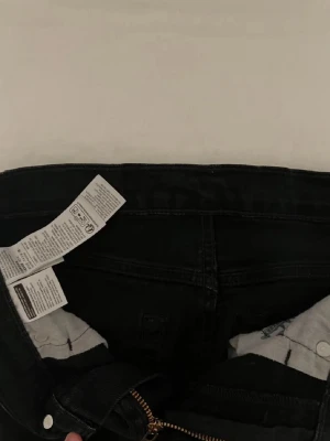 Levi's 510 svarta skinny jeans W30 L30 - Svarta Levi's 510 skinny jeans med klassisk femficksdesign och röd Levi's-tag på bakfickan.     Skick: 8/10  ingen skador på den och nästa aldrig använt den har bara legat i garderob länge och dax o sälja den kontakta mig vid intresse💯 