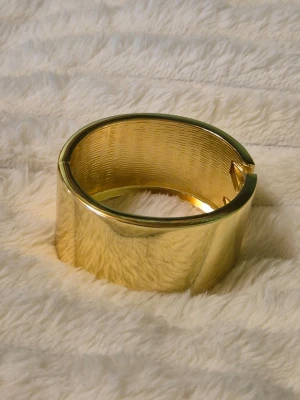 Bangle i guld - Oanvänd och öppningsbar. Get gärna diskount vid köpa av flera smycken :)