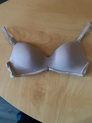 Push-up BH - Push- up BH i nyskick som aldrig blivit använd. I beige färg och i storlek 75B 