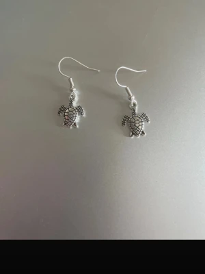 Örhängen sköldpadda - Örhängen sköldpadda🐢du får med ploppar💕 