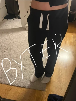 mörkblå russemerch byxor - dessa är helt nya och oanvända, endast prövade, i storlek XXS SHORT. jag BYTER dessa mot XXS REGULAR i samma skick som mina!!❣️❣️