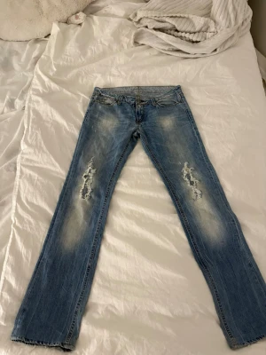 Blå vintage jeans med hål - Säljer snygga bootcut vintage jeans som har både hål och slitningar❤️ 