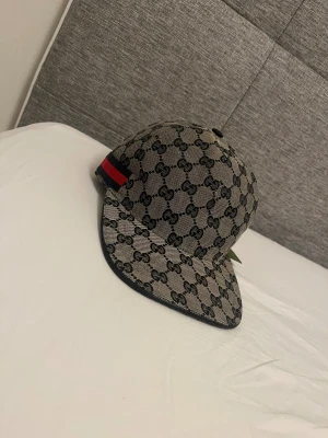 Gucc monogram keps  - Nytt skick. Väldigt fin. Totalt oanvänd. Passar väldigt fin till dem flesta outfits 