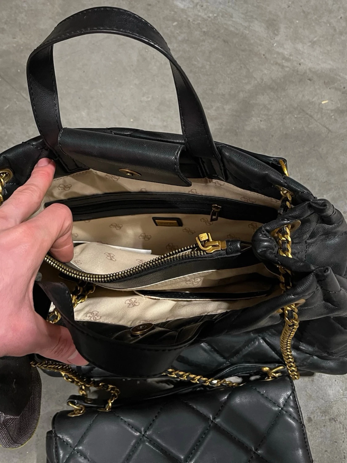 Svart quiltad handväska från Guess - 5