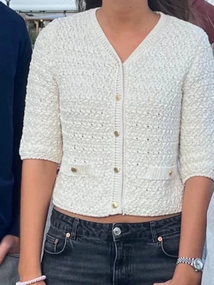 Stickad kofta - Vit stickad kofta med gulddetaljer💕
