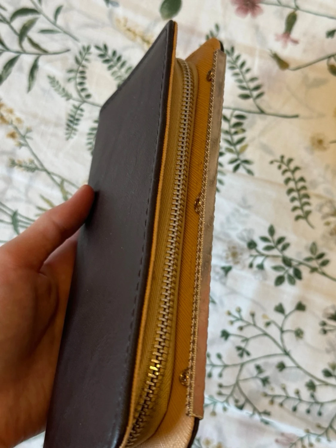 Plånbok med gulddetaljer och blommor - 1