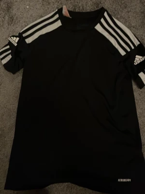 Adidas tröja  - Skön tränings tröja från adidas i barnstorlek 