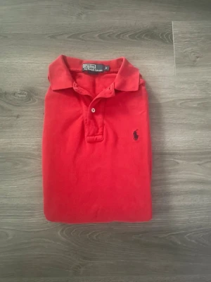 Ralph Lauren Piké - Säljer nu en väl använd Ralph Lauren piké. Det finns ett väldigt litet hål i ärmen som ej syns vid användning. Priset kan diskuteras✅ Storlek S.