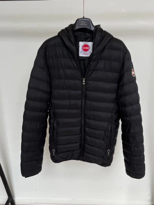 Colmar jacka - Riktigt fet och populär vinterjacka från Colmar! Toppskick, inga defekter! Storlek L men sitter som S/M. Kontakta mig för fler frågor och funderingar!