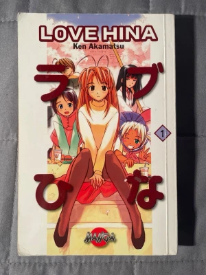 Love Hina vol 1 på svenska - Följ Keitaro som försöker hålla sitt barndomslöfte om att komma in på Tokyos bästa universitet. Han flyttar till sin mormors hotell, som nu är ett flickpensionat, och hamnar i galna och roliga situationer. Perfekt för dig som gillar manga, humor och romantik!